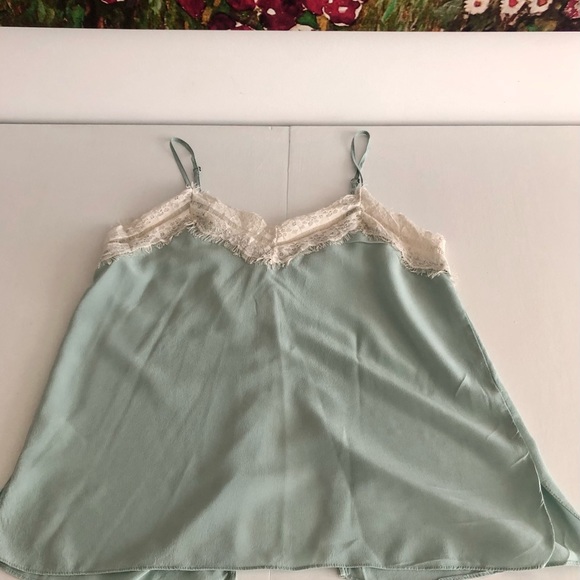 Light top. - Picture 2 of 5